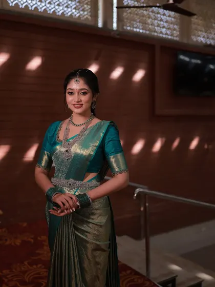 This bride chose a stunning teal silk saree for her event. I paired it with a soft glam makeup look, featuring a subtle smokey eye and a neutral lip to let the saree's color shine.