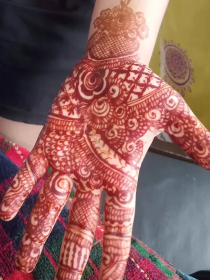 A close-up of a fully matured henna stain. The rich colour brings out all the intricate details of the design.