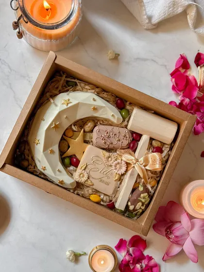 The Eid piñata box, a curated gift that includes the smashable moon, a hammer, and other themed treats, all beautifully packaged. It's a complete and memorable gift for friends and family.