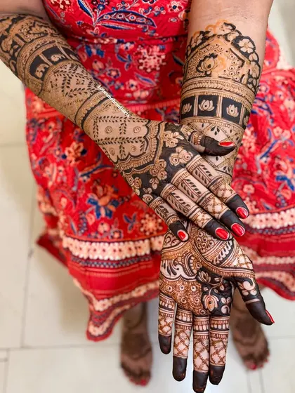 A closer look at the intricate patterns on this bridal mehendi, showing the combination of traditional motifs and fine line work.