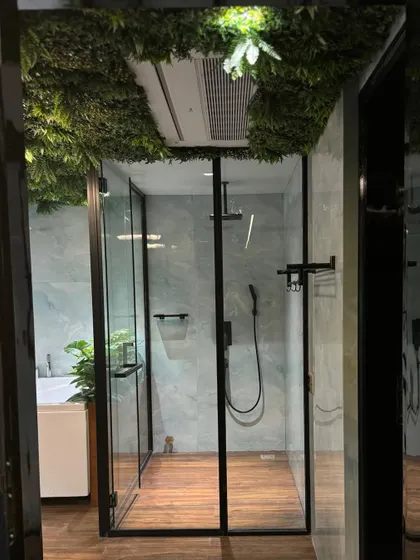 We installed a serene grass ceiling above this modern shower and bathtub. This unique design element brings the feeling of being outdoors into your most private space, enhancing relaxation.