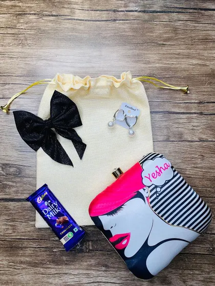 For the sister with a quirky style, this pop-art themed printed clutch is a perfect choice. This Rakhi combo includes the custom clutch, a bow clip, earrings, and chocolate.