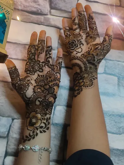 An elegant floral design perfect for Eid or other festivals, with patterns that flow beautifully across the hands.