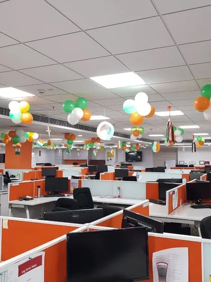 Another example of office cubicle decoration for Independence Day, using simple yet effective balloon arrangements to bring color and celebration to the workspace.
