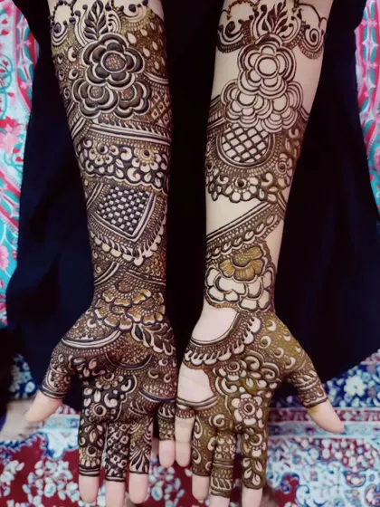 Here are two hands, one design. I love creating patterns that are unique yet flow together perfectly. This bridal mehndi features a mix of geometric shapes, floral paisleys, and delicate netting.