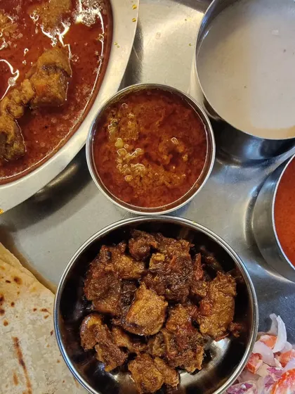 A memory from Kolhapur. This is what a real Mutton Kolhapuri thali looks like, with Mutton Fry, Tambada and Pandra Rassa, and Keema. This is the nostalgic flavour I recreate in my kitchen.