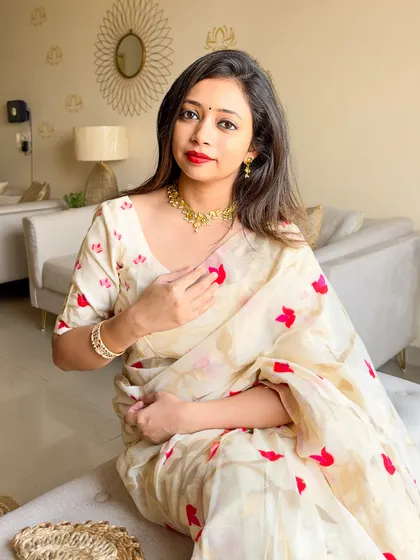 Another portrait, feeling the festive spirit of Subho Bijoya. This look is a modern tribute to Bengali heritage.