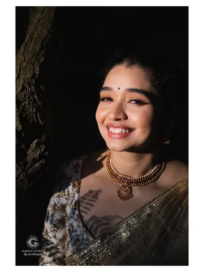 A beautiful smiling shot of Priyanka. Her natural and radiant makeup perfectly captures her happiness and the beauty of the moment.