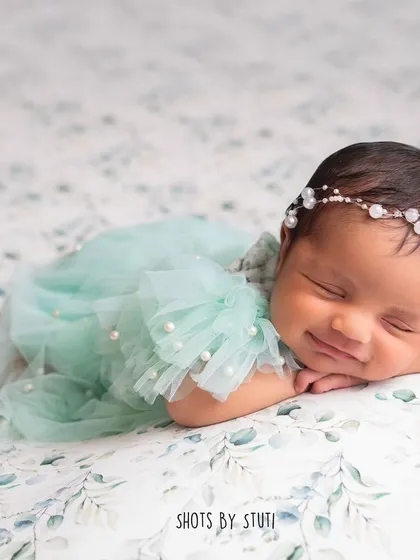 I believe every baby is a little piece of magic. This portrait captures that serene, dreamy state of a newborn, wrapped in softness and sleeping peacefully. It’s these quiet moments of pure innocence that I love to preserve for you.