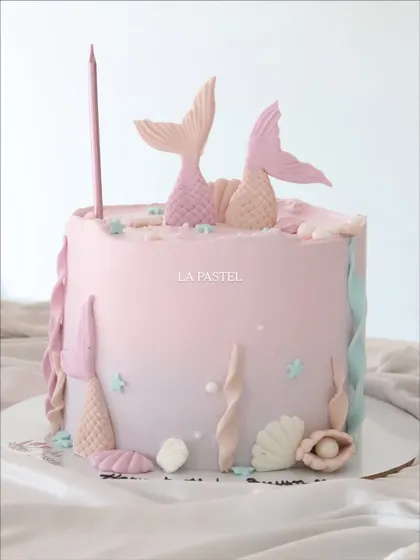 A slightly different angle of the minimal mermaid cake, highlighting the delicate textures on the tails and shells.