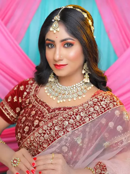 This model looks gorgeous in a red velvet lehenga and a beautiful Kundan choker set. The matching maang tikka completes this elegant reception look.