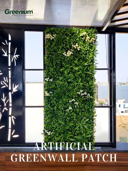 A close-up of an artificial green wall patch installed under a pergola on a terrace. This maintenance-free solution adds a touch of greenery and elegance to the space.