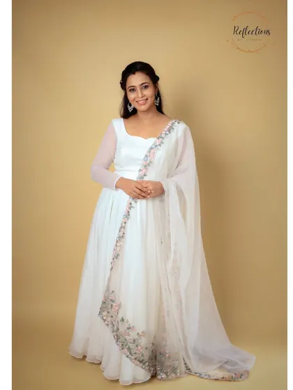 The simplicity of the white gown is its biggest strength.