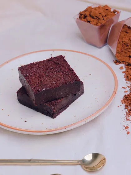 Our classic dark chocolate brownie, pure and simple. Stacked and ready to be enjoyed, this brownie highlights the quality of the couverture chocolate we use.