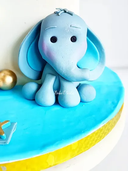 A close-up of the adorable, handcrafted baby elephant topper.