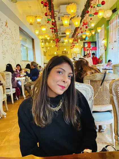 A simple and elegant look for a cafe. A black turtleneck sweater paired with a gold chain necklace is an easy way to look put-together.