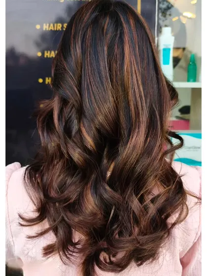 Another angle of our no-bleach highlights, showing how the color creates depth and shine while keeping the hair healthy.