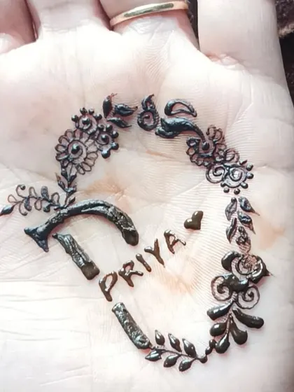 A beautiful heart-shaped initial design for 'P' on the palm.