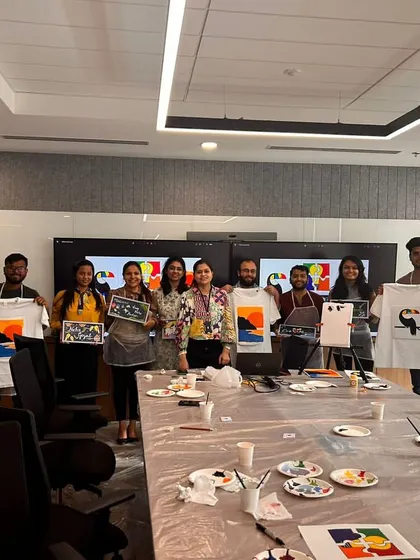 A group photo to remember a day of creativity and fun! This team did an amazing job with both t-shirt painting and nameplate design. Thank you for having me! ❤️