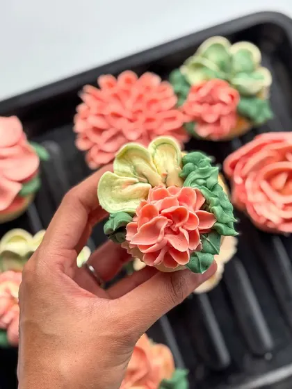 A closer look at my edible floral cupcakes. Each one is a mini work of art, with different flower designs like roses, dahlias, and succulents, all hand-piped with delicious buttercream in a variety of colors.