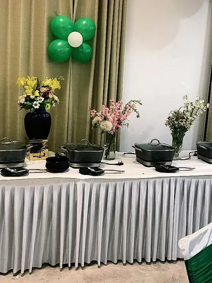 A clean and simple buffet setup with green and white decor. This versatile look is suitable for a wide range of events, from corporate lunches to private parties.