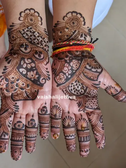 A lovely Arabic design with a mix of floral and traditional patterns. The finger details are particularly intricate and beautiful.
