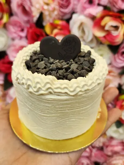 For coffee and chocolate lovers, this mini cake is a dream. My coffee choco-chip mini cake combines the rich flavor of coffee-infused cream with crunchy chocolate chips. It's an energizing treat available for just 149 rupees.