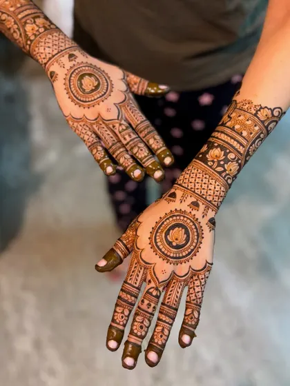 An alternate pose of the lotus mandala wedding mehendi.
