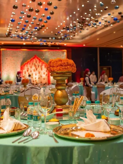 The details of a perfectly set table at the Sajjangoth dinner. From the custom floral centerpiece to the elegant gold charger plates, every element was chosen to fit the vibrant theme.