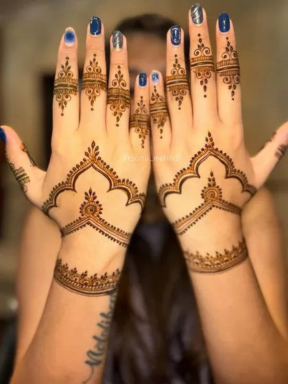 A very popular and elegant style, this back-of-hand design features delicate arches and small motifs. It's a subtle and sophisticated choice that complements any outfit.