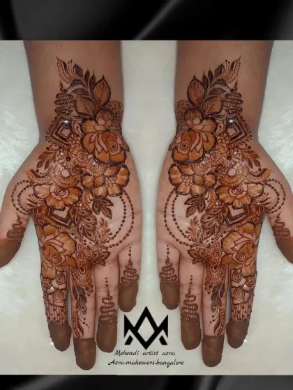 This simple non-bridal design features beautiful Arabic-style floral bouquets on the palms.