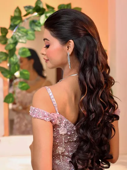 Slaying with beautiful hair. This half-up, half-down style with soft, cascading waves is a timeless and romantic choice for any bride. We teach you how to create these beautiful, flowing curls.