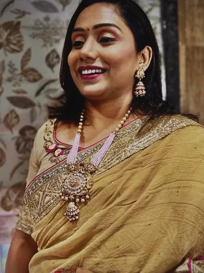 This client looks absolutely radiant in a long pastel pink necklace set. It’s a great example of how a single statement piece can define a look.