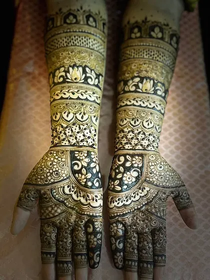 A gorgeous design with a beautiful contrast between the dark-filled background and the delicate white floral patterns. This reverse-fill technique makes the design truly stand out.