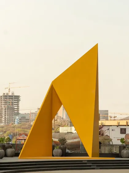 Set against the city skyline, the "Yello" sculpture's simple, powerful form makes a statement. It provides a focal point for the public plaza and serves as a meeting point and a source of identity for the building and its users.
