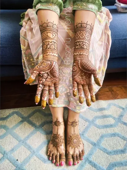 A duplicate of image 124, showing the beautiful coordination between the hand and feet mehndi for a complete bridal package.