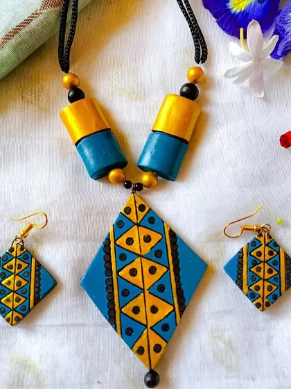 A cool-toned blue and yellow version of the diamond-pendant set.