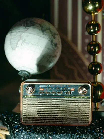 Vintage elements add a touch of nostalgia and charm. For this Broadway-themed Sangeet, we used details like a classic gramophone and a retro radio to transport guests to another era.