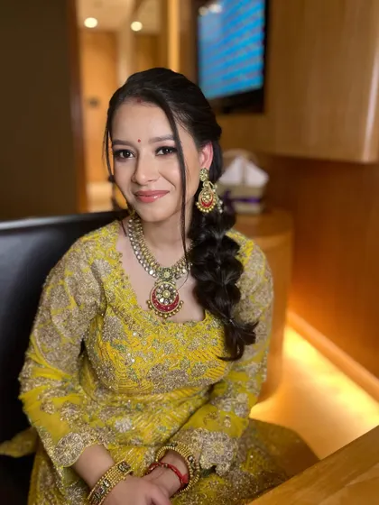 All eyes on her! Shreya, looking absolutely dazzling for a wedding. This look is a perfect example of captivating guest glam.