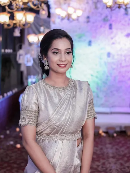 A gorgeous and elegant look for a pre-wedding event. The bride is wearing a silver tissue saree, and her makeup is kept minimal and glowing.