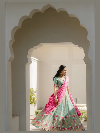 Framed by an archway, the bride looks like a painting. This classic composition highlights her elegance and the beauty of her surroundings.