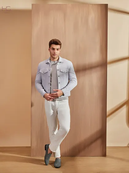 A full view of the light blue shacket, styled for a relaxed yet polished look. It’s an essential piece for when you need a layer that is both comfortable and stylish.