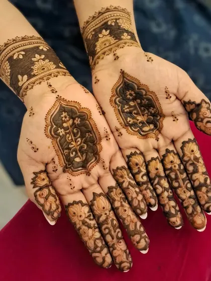 A full view of the elegant party mehendi with architectural motifs and delicate floral fingers.