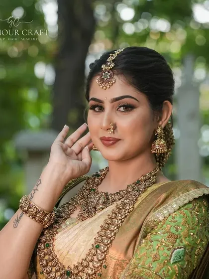This is a classic bridal portrait showcasing our layered temple jewellery set. The combination of a choker and a longer kasina sara (coin necklace) creates a full and traditionally rich look.