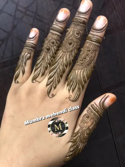 Simple and beautiful leaf designs just on the fingers. This is a great option for a quick and stylish mehendi look.