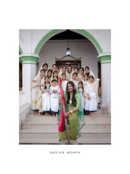 A portrait of the bride and her female relatives during the Arikuth ceremony, a beautiful display of family and tradition.