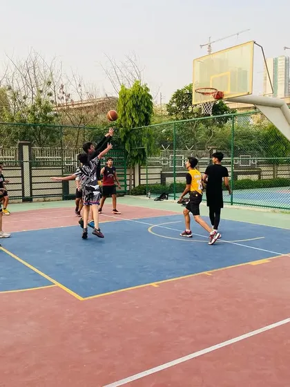 A rebound battle during an evening coaching session. Every possession counts.