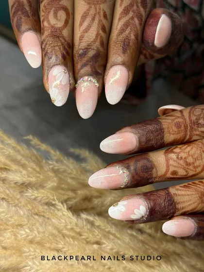 A timeless look for a beautiful bride. This set features a soft baby boomer ombré with a subtle shimmer, delicate hand-painted florals, and a touch of Swarovski sparkle for a truly elegant and classic bridal manicure.