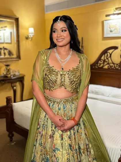 Another angle of this gorgeous Mehendi look. The half-up hairstyle keeps it comfortable while still looking elegant and put-together.