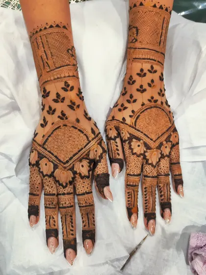 A simple yet elegant back-hand design. The use of negative space and leafy patterns gives this a very modern and minimalist feel.